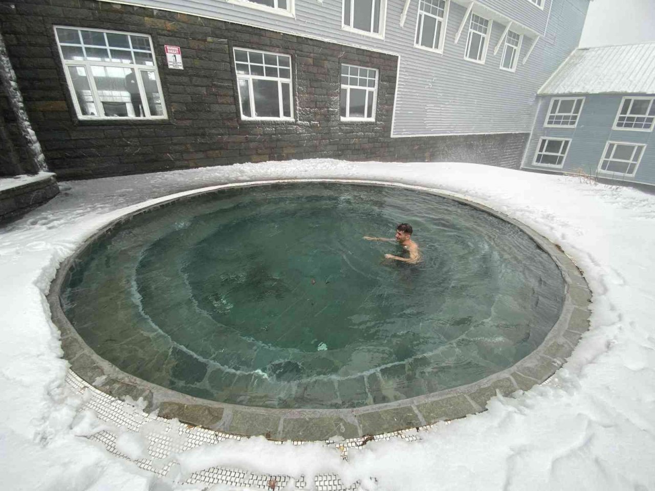 Uludağ’a gelen turistler dondurucu soğukta sıcak havuzun keyfini çıkartıyor