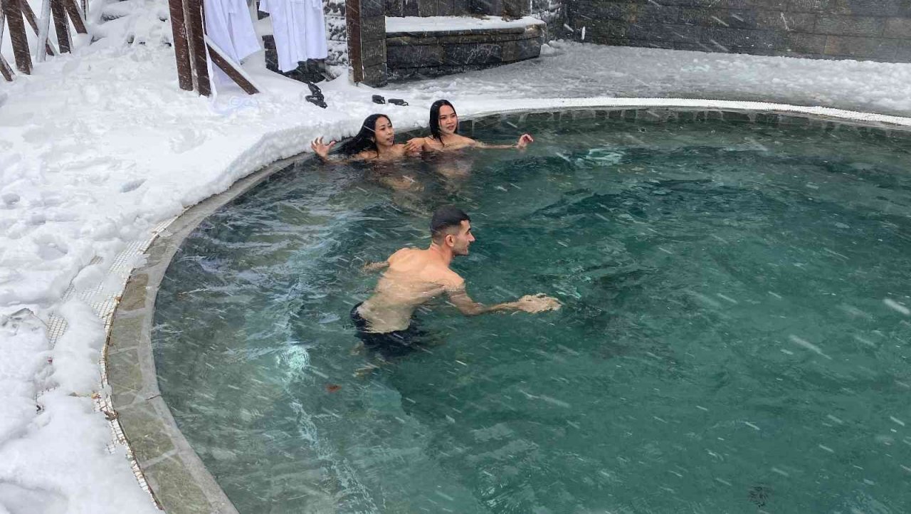 Uludağ’a gelen turistler dondurucu soğukta sıcak havuzun keyfini çıkartıyor