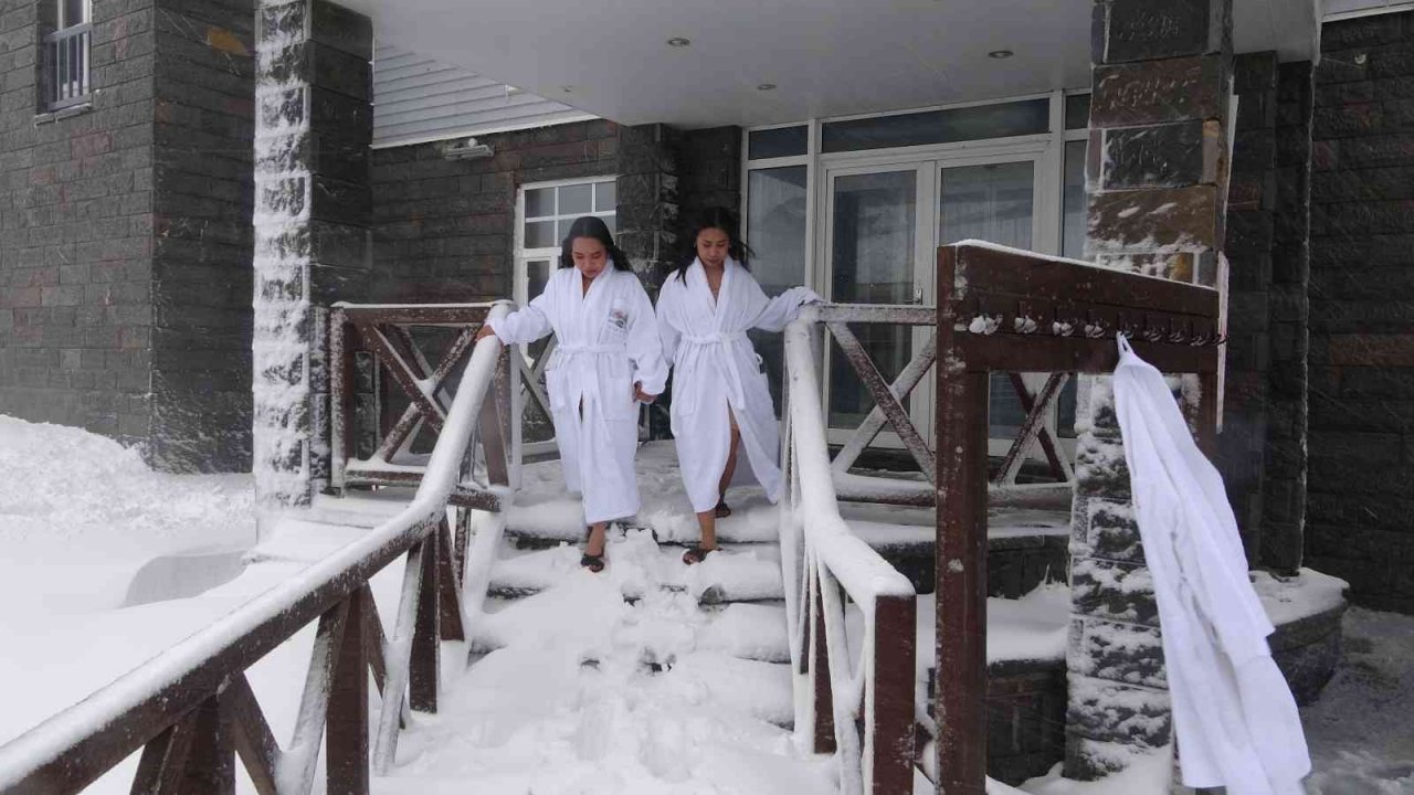 Uludağ’a gelen turistler dondurucu soğukta sıcak havuzun keyfini çıkartıyor