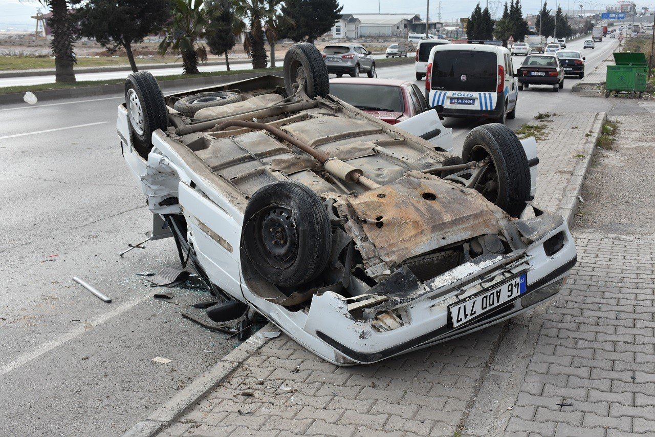 Takla atan otomobil park halindeki araca çarptı: 3 yaralı