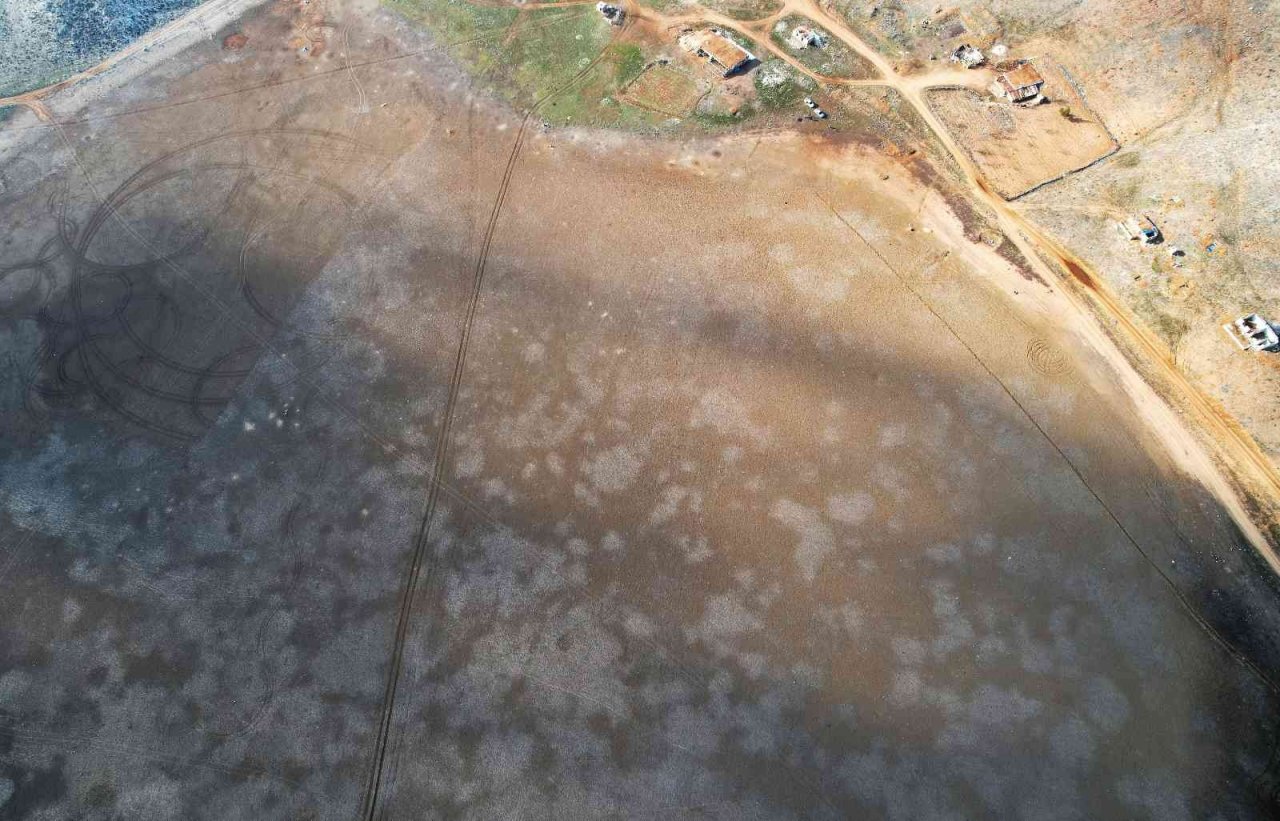 Yağış yeterli olmayınca Karagöl tamamen kurudu