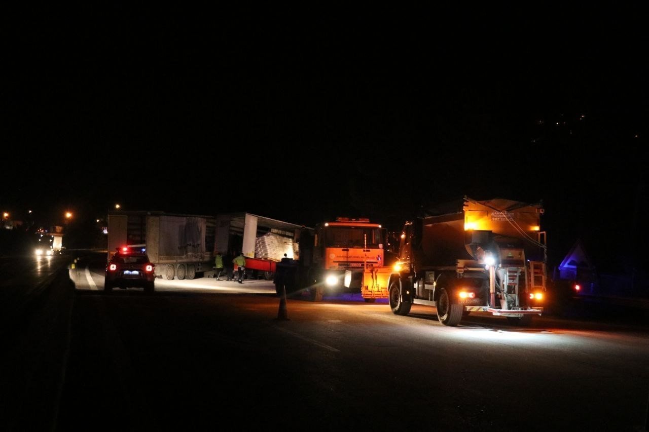 Tır devrildi, Adana-Ankara Otoyolu ulaşıma kapandı