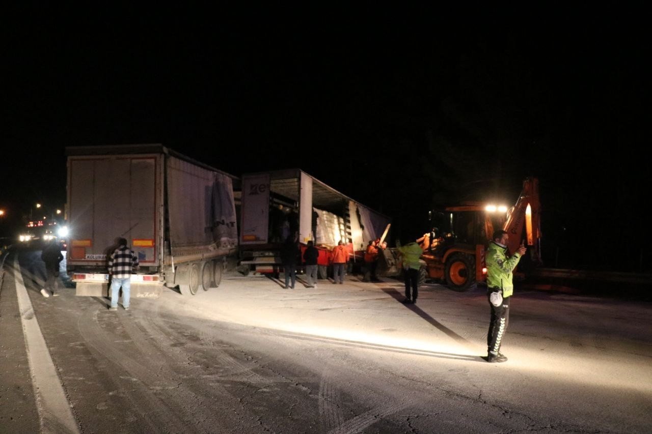 Tır devrildi, Adana-Ankara Otoyolu ulaşıma kapandı