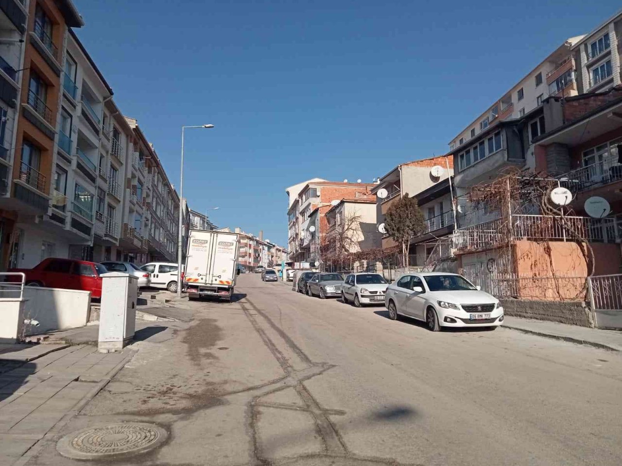 Freni arızalanan kamyonet park halindeki araçların arasına daldı