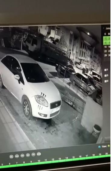 Freni arızalanan kamyonet park halindeki araçların arasına daldı