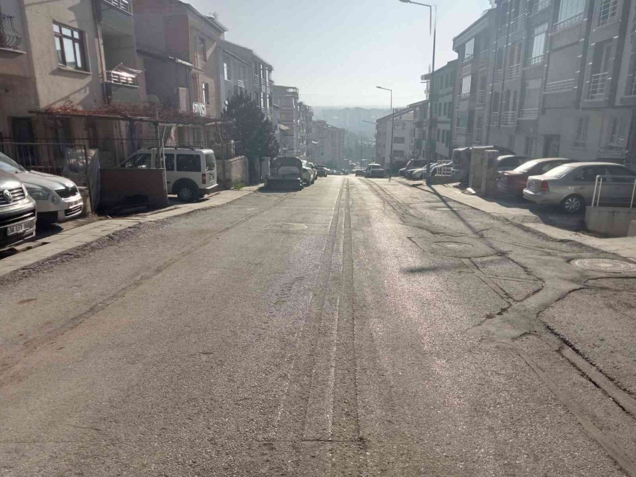 Freni arızalanan kamyonet park halindeki araçların arasına daldı