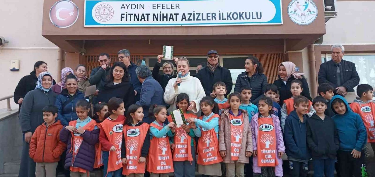 Aydın’da öğrenci velilerinden anlamlı fidan bağışı
