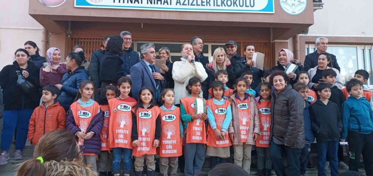 Aydın’da öğrenci velilerinden anlamlı fidan bağışı
