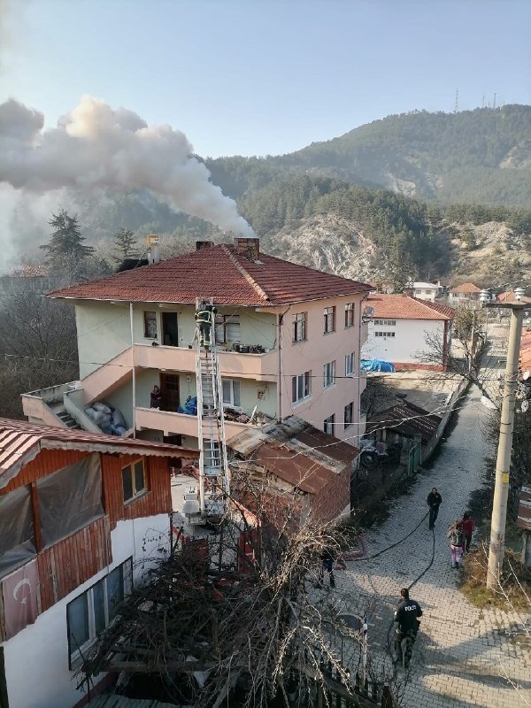 Bacada çıkan yangın itfaiye ekiplerini harekete geçirdi
