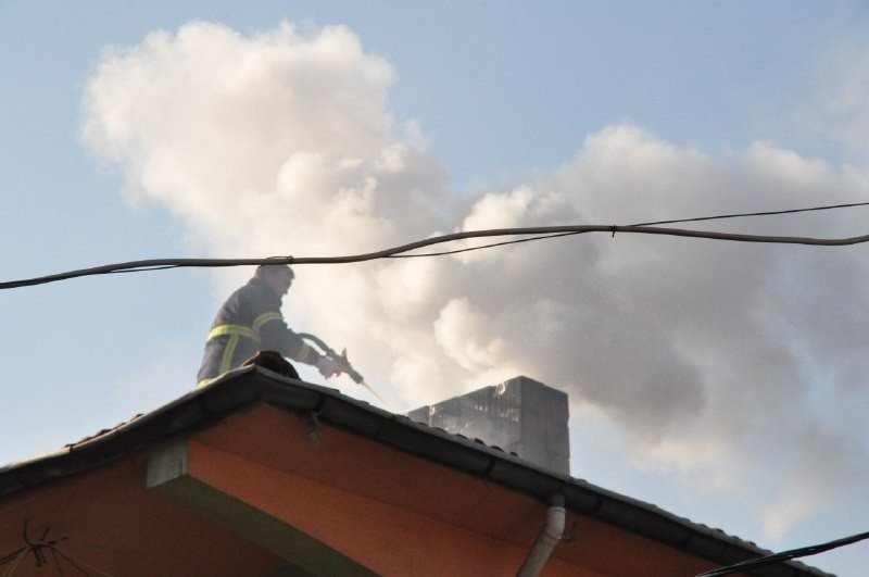 Bacada çıkan yangın itfaiye ekiplerini harekete geçirdi