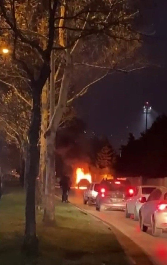 Bursa’da seyir halindeki otomobil alev alev yandı