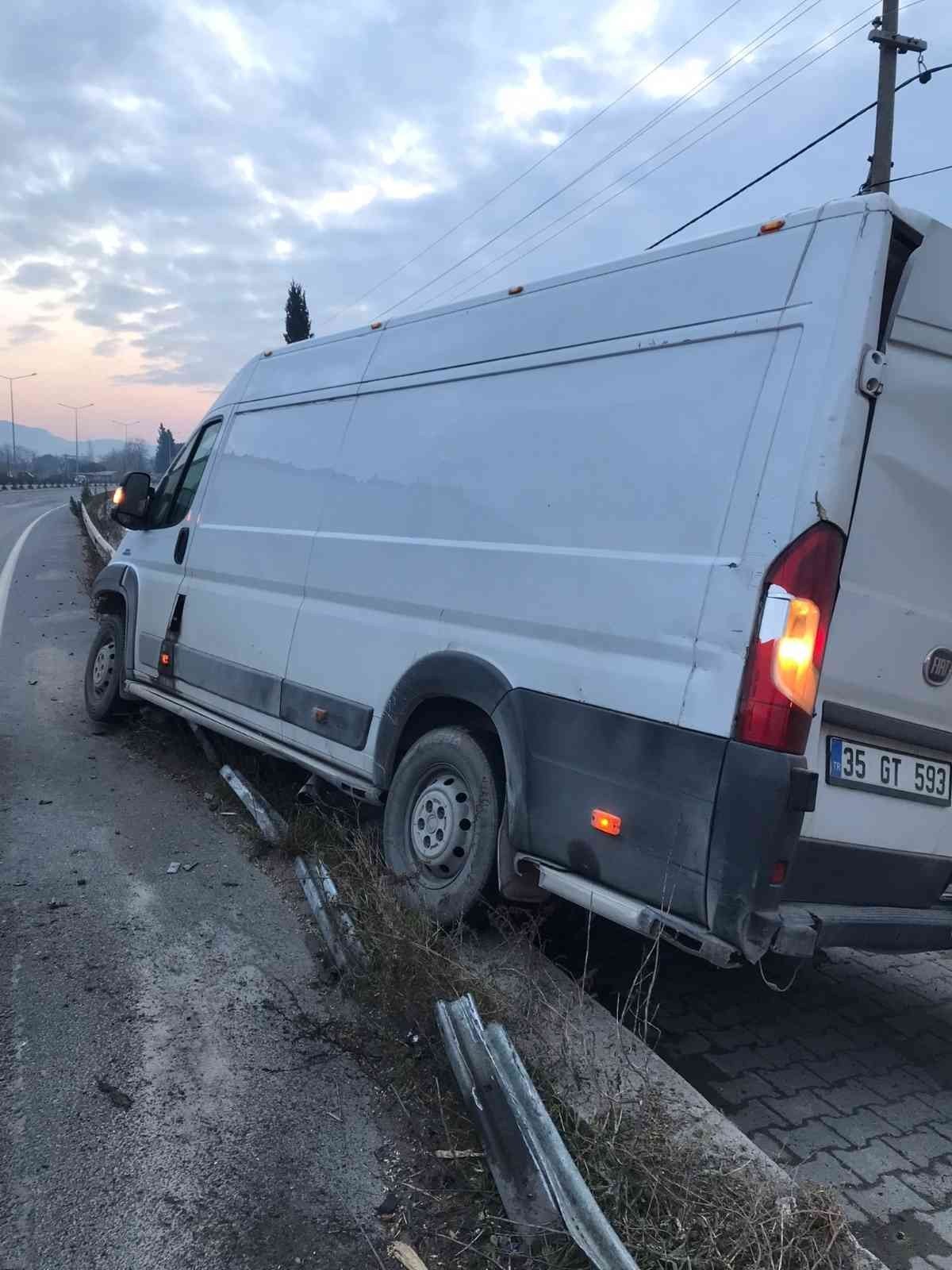 Demir bariyer aracın önünden girdi, arkasından çıktı