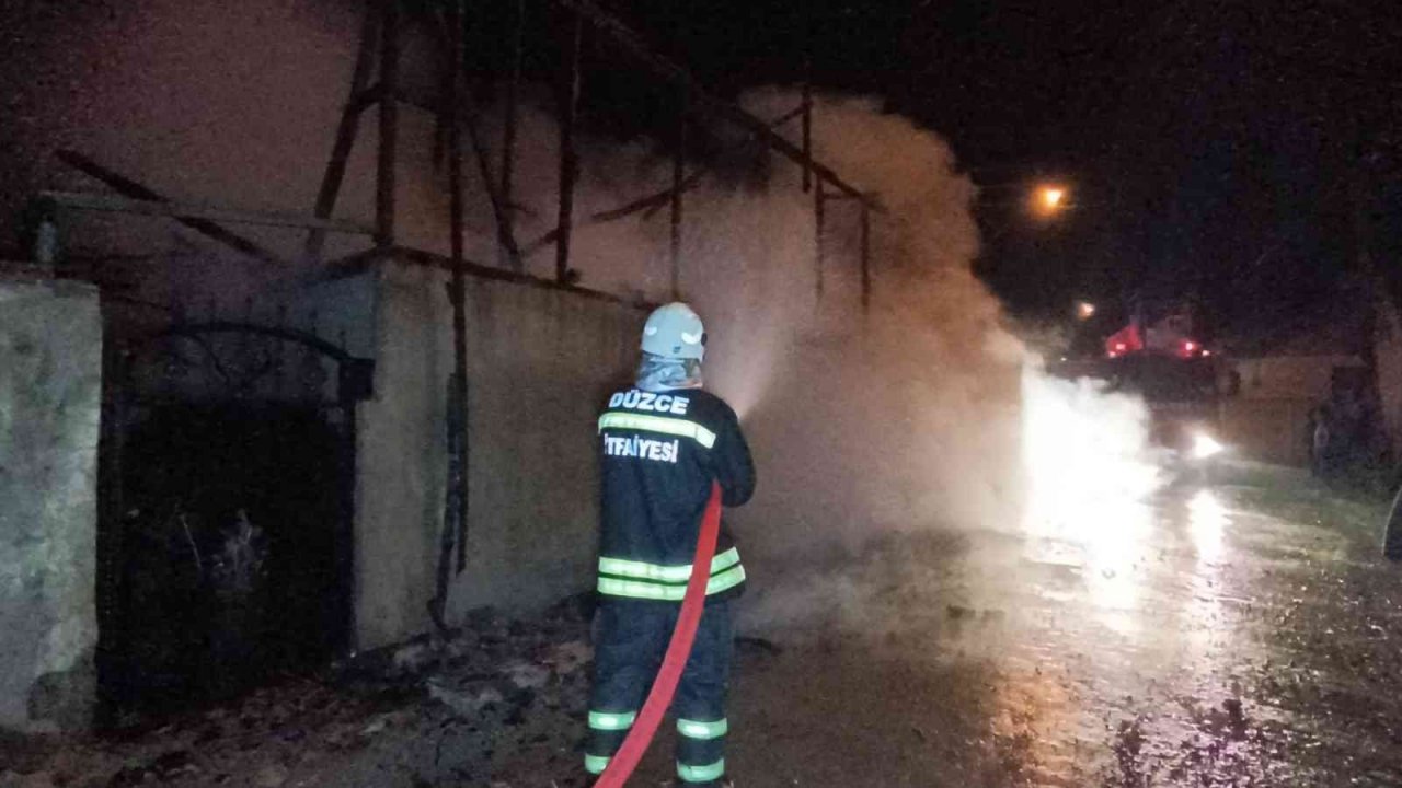 Samanlık yangınında itfaiye eri dumandan etkilendi