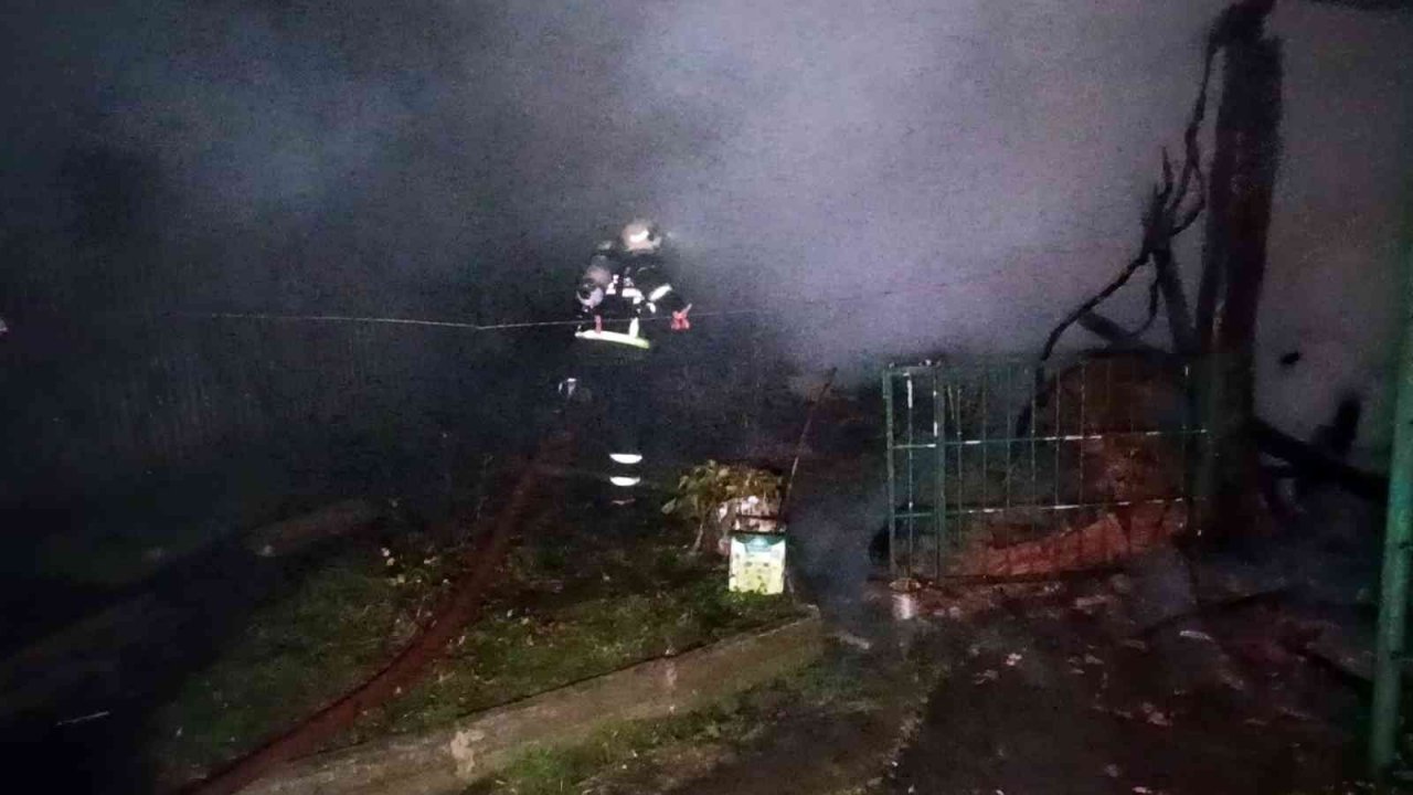 Samanlık yangınında itfaiye eri dumandan etkilendi