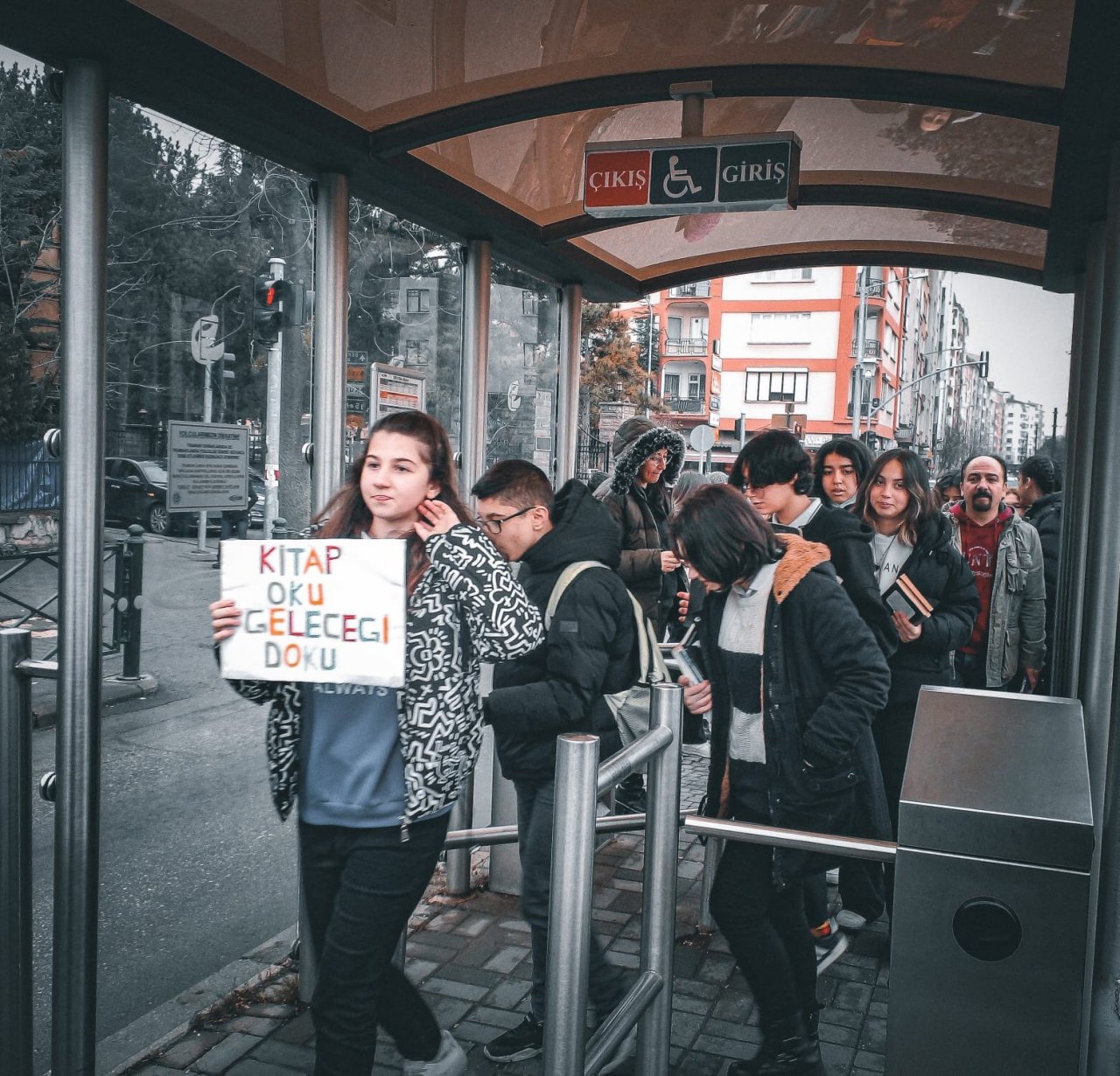 Tramvayda kitap okuma etkinliği