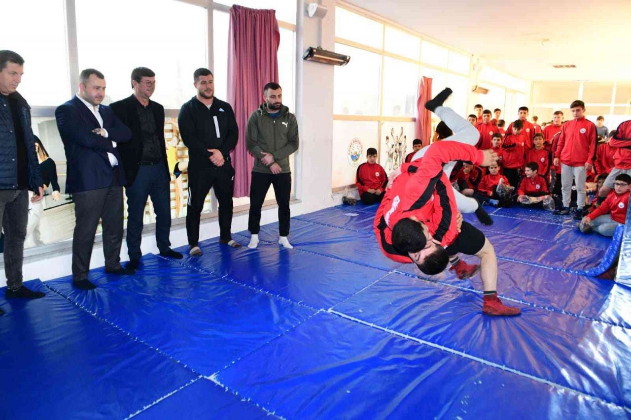 Başkan Yüksel, güreş kursuna katılan sporcularla bir araya geldi