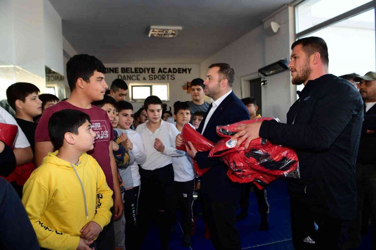 Başkan Yüksel, güreş kursuna katılan sporcularla bir araya geldi