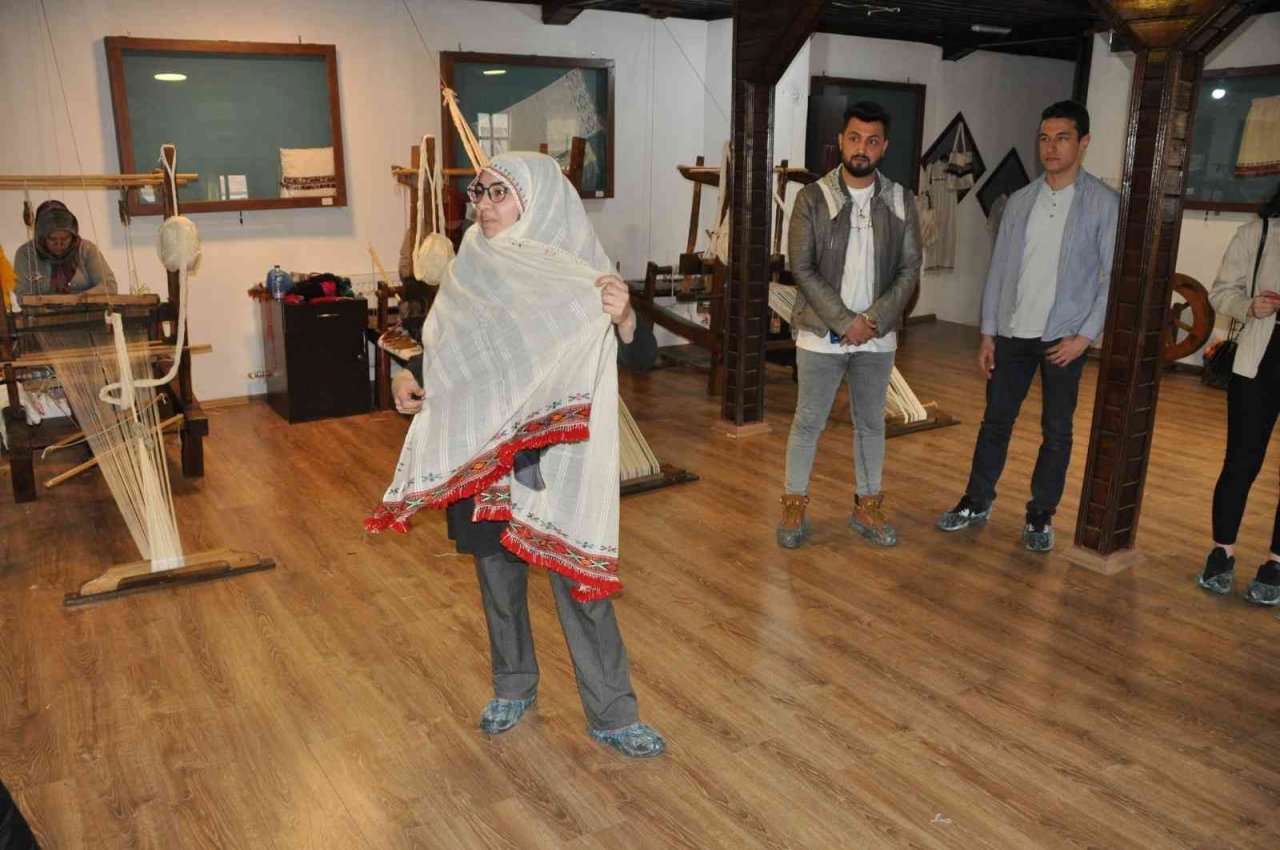 Ünlü modacıların gözdesi ’tokalı örtme’