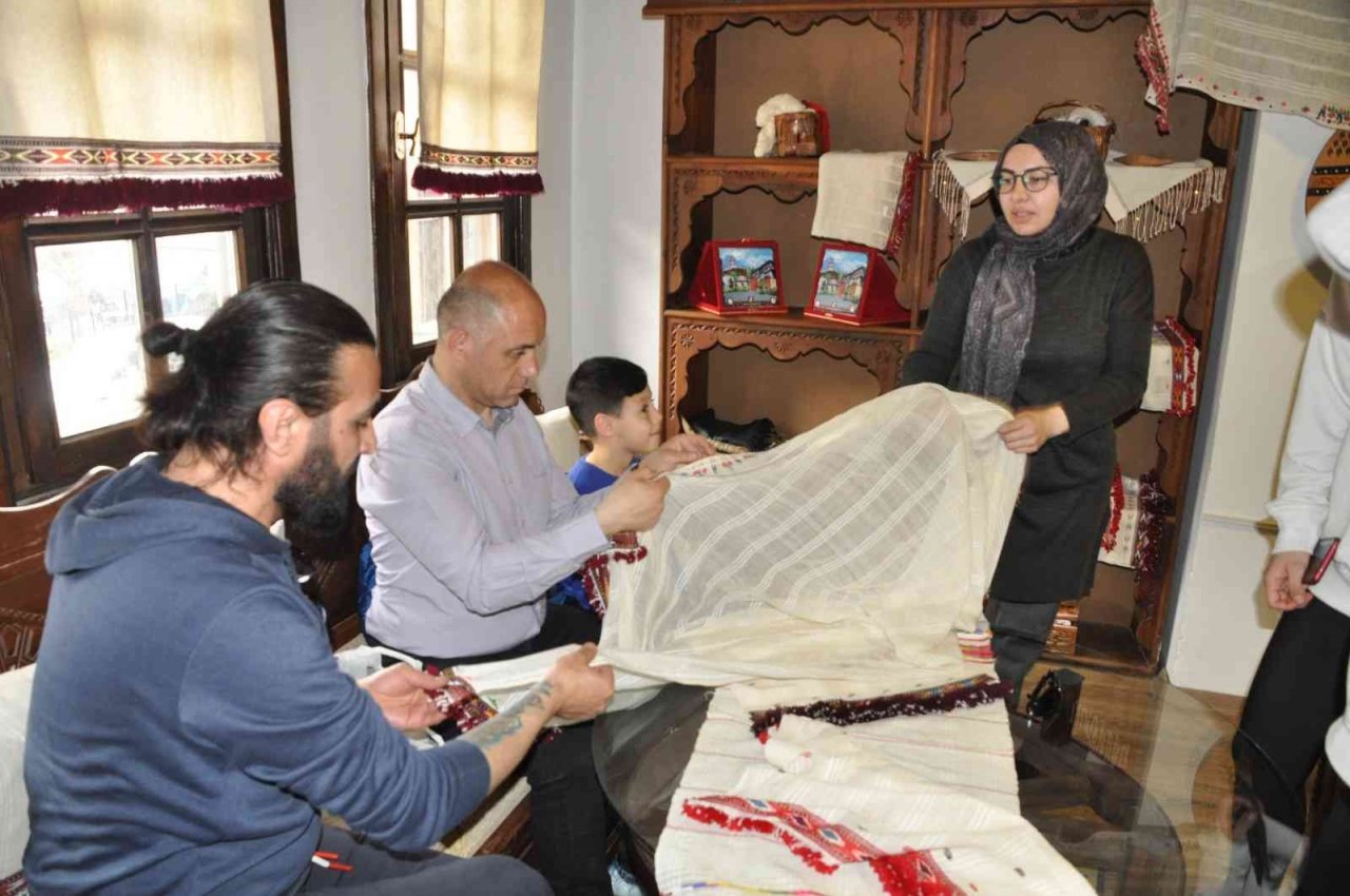 Ünlü modacıların gözdesi ’tokalı örtme’