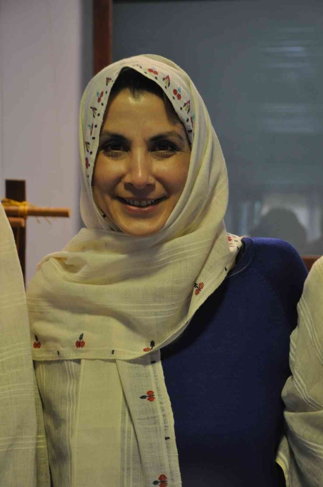 Ünlü modacıların gözdesi ’tokalı örtme’