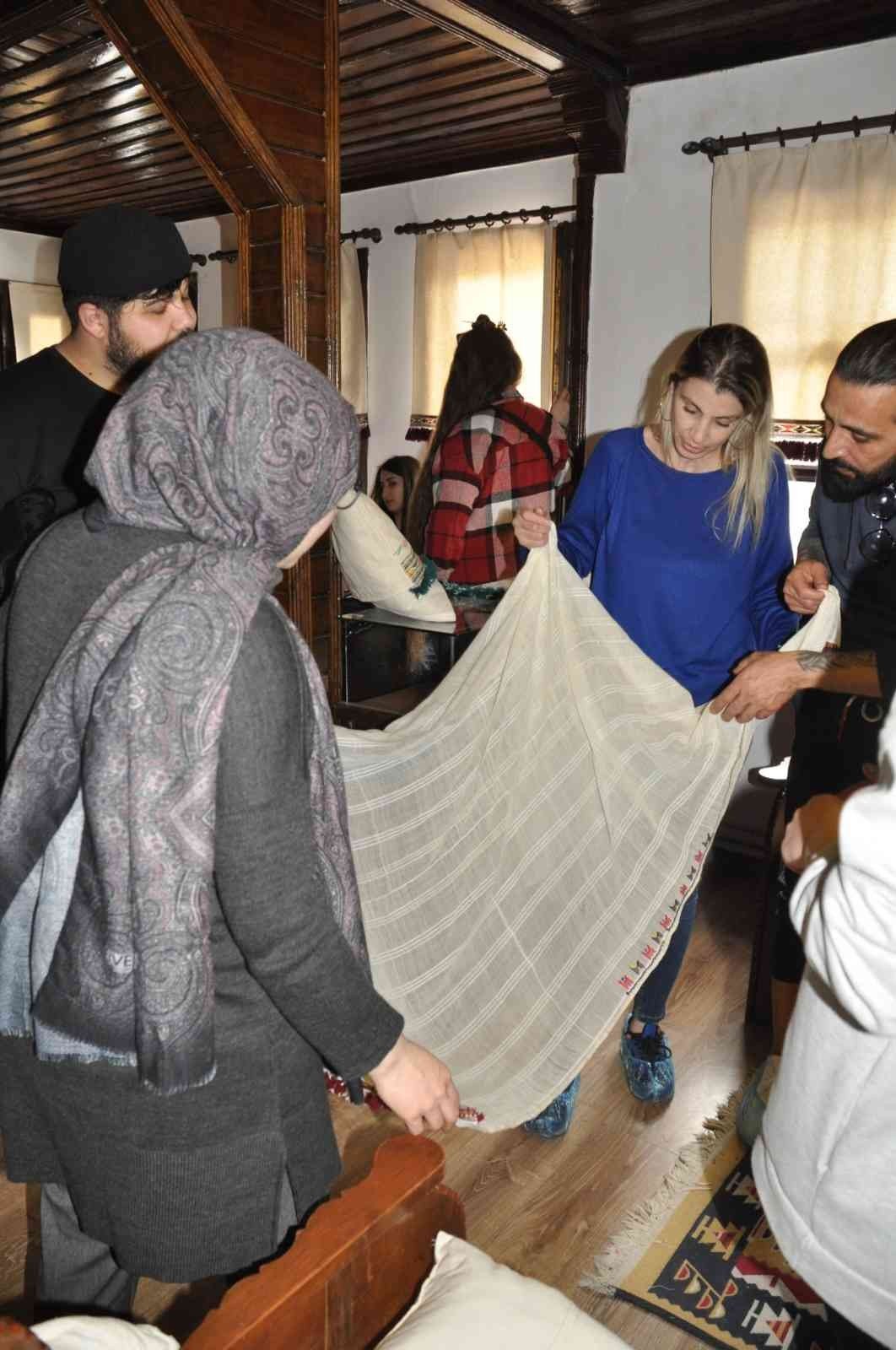 Ünlü modacıların gözdesi ’tokalı örtme’