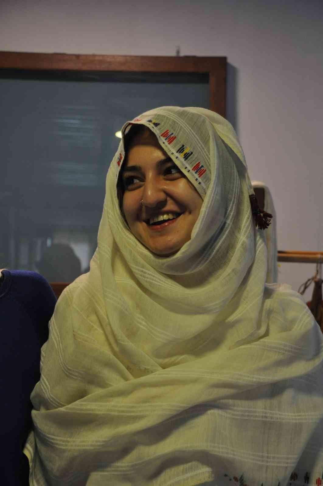 Ünlü modacıların gözdesi ’tokalı örtme’