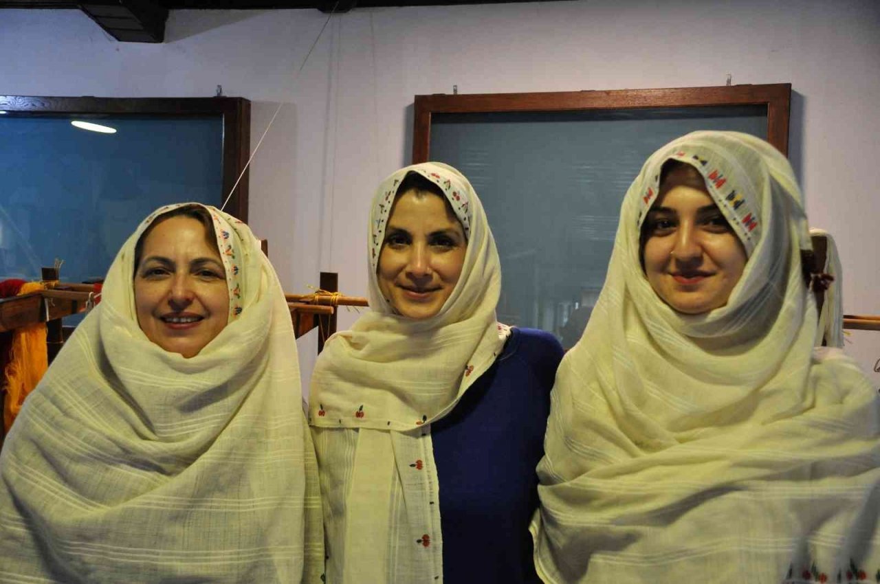 Ünlü modacıların gözdesi ’tokalı örtme’