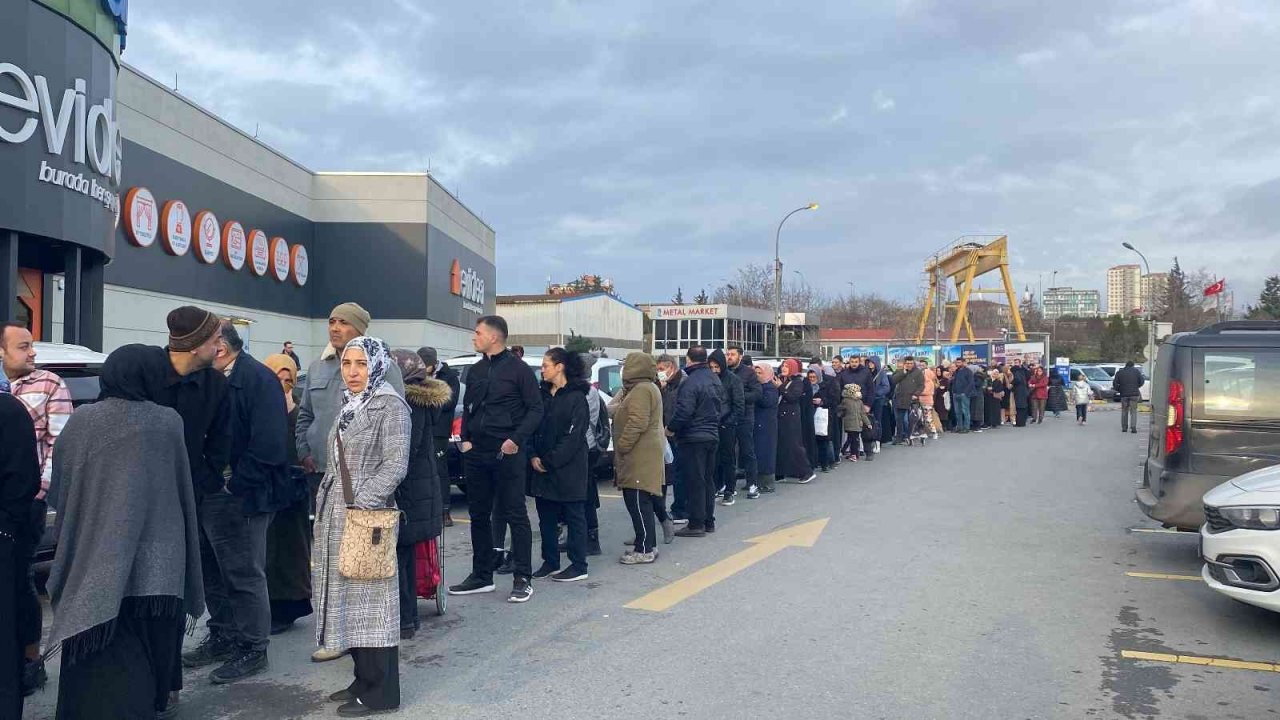 İstanbul’da market açılışında ’indirim’ izdihamı