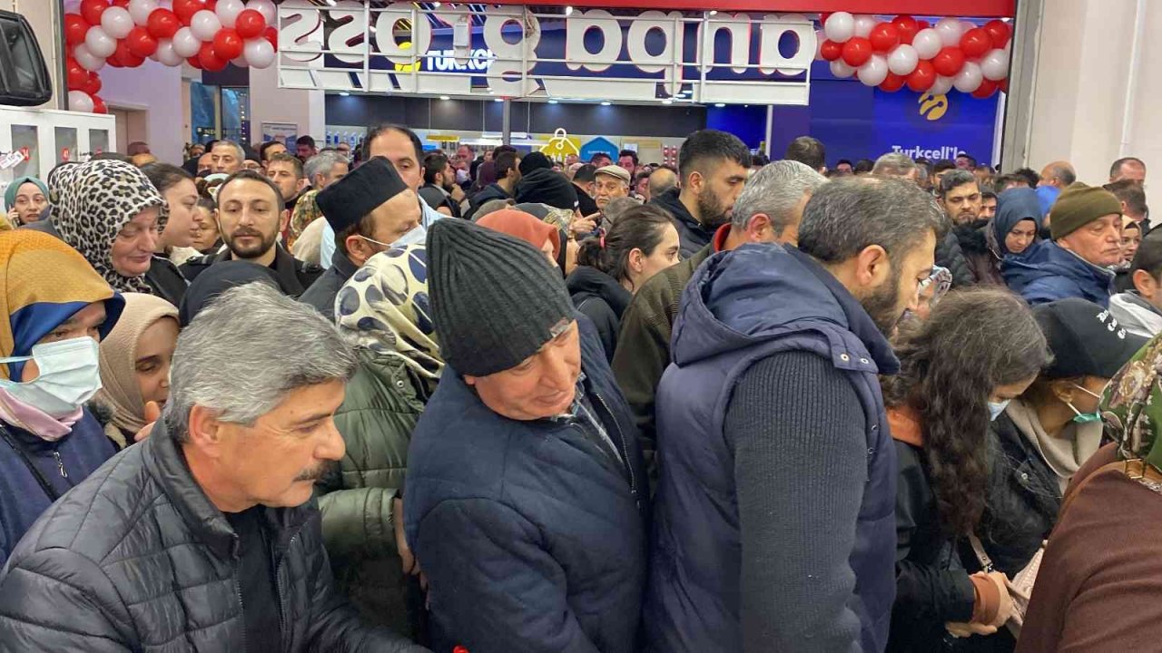 İstanbul’da market açılışında ’indirim’ izdihamı