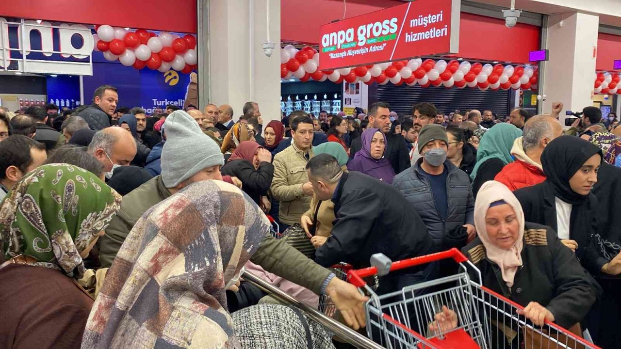 İstanbul’da market açılışında ’indirim’ izdihamı