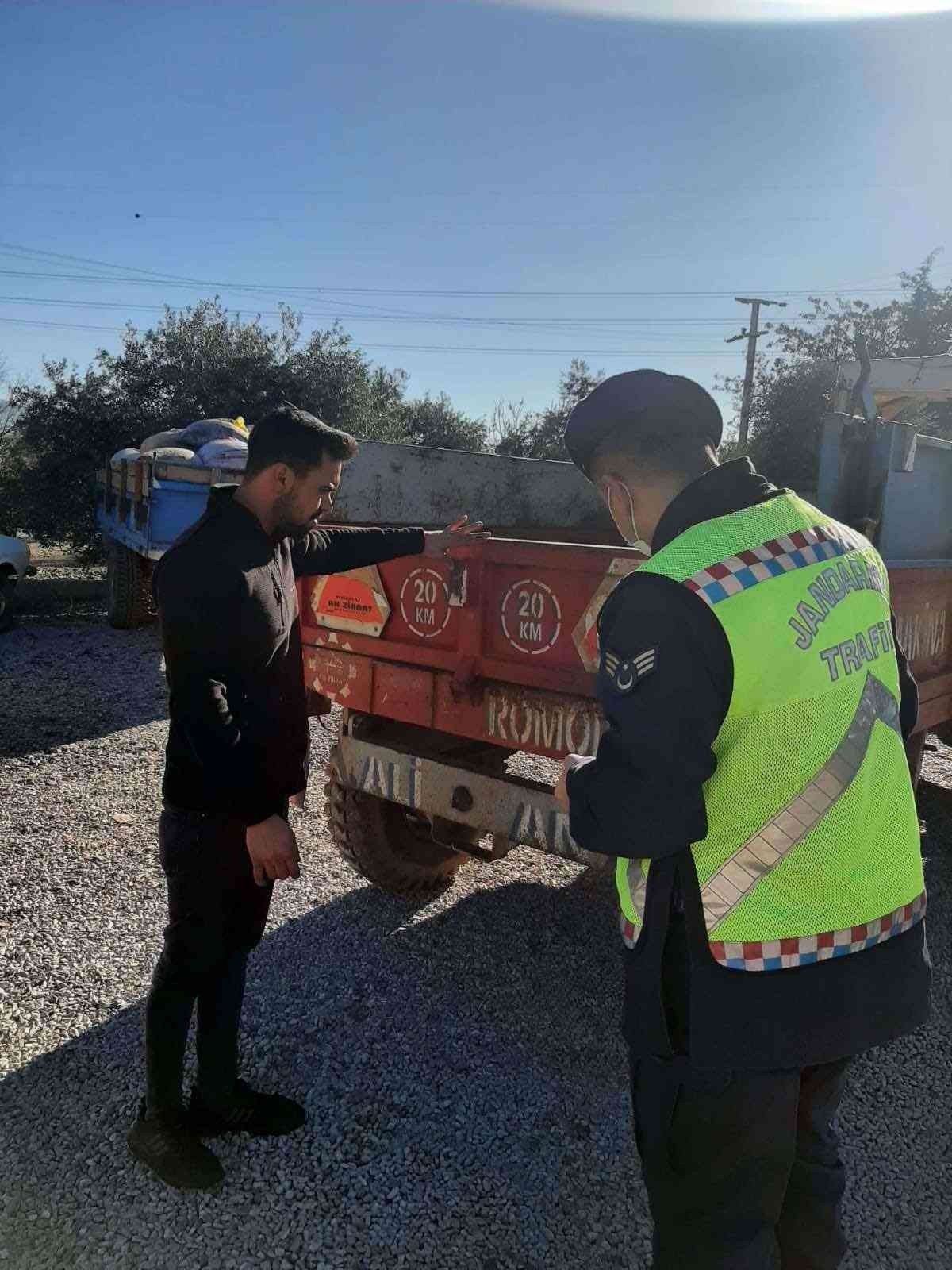 Jandarmanın traktör sürücülerine eğitimi devam ediyor