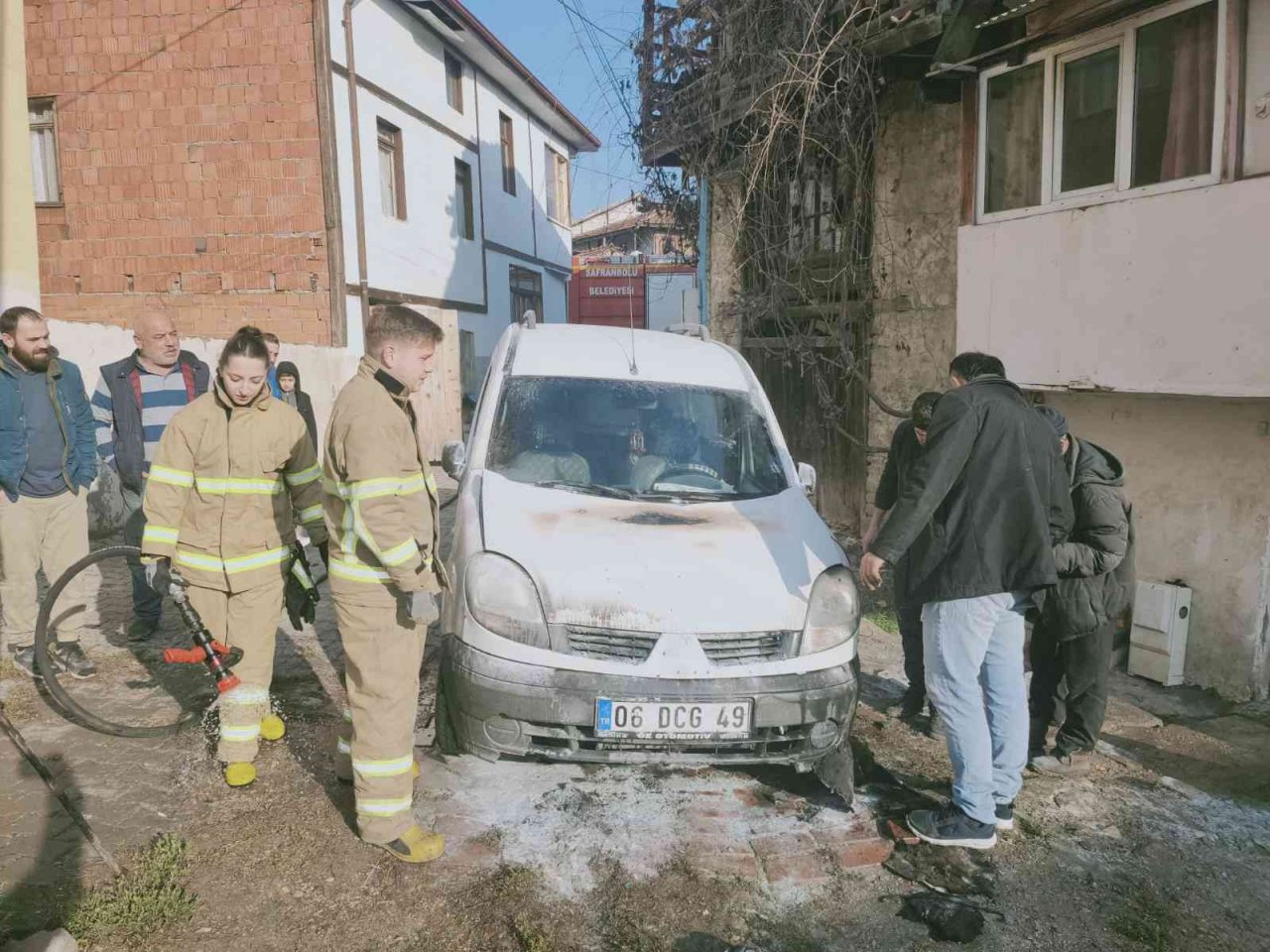 Aracı yanan sürücü gözyaşlarını tutamadı