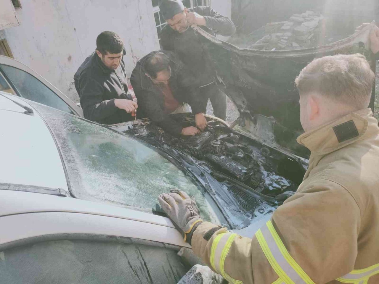 Aracı yanan sürücü gözyaşlarını tutamadı