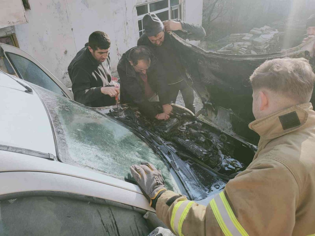 Aracı yanan sürücü gözyaşlarını tutamadı