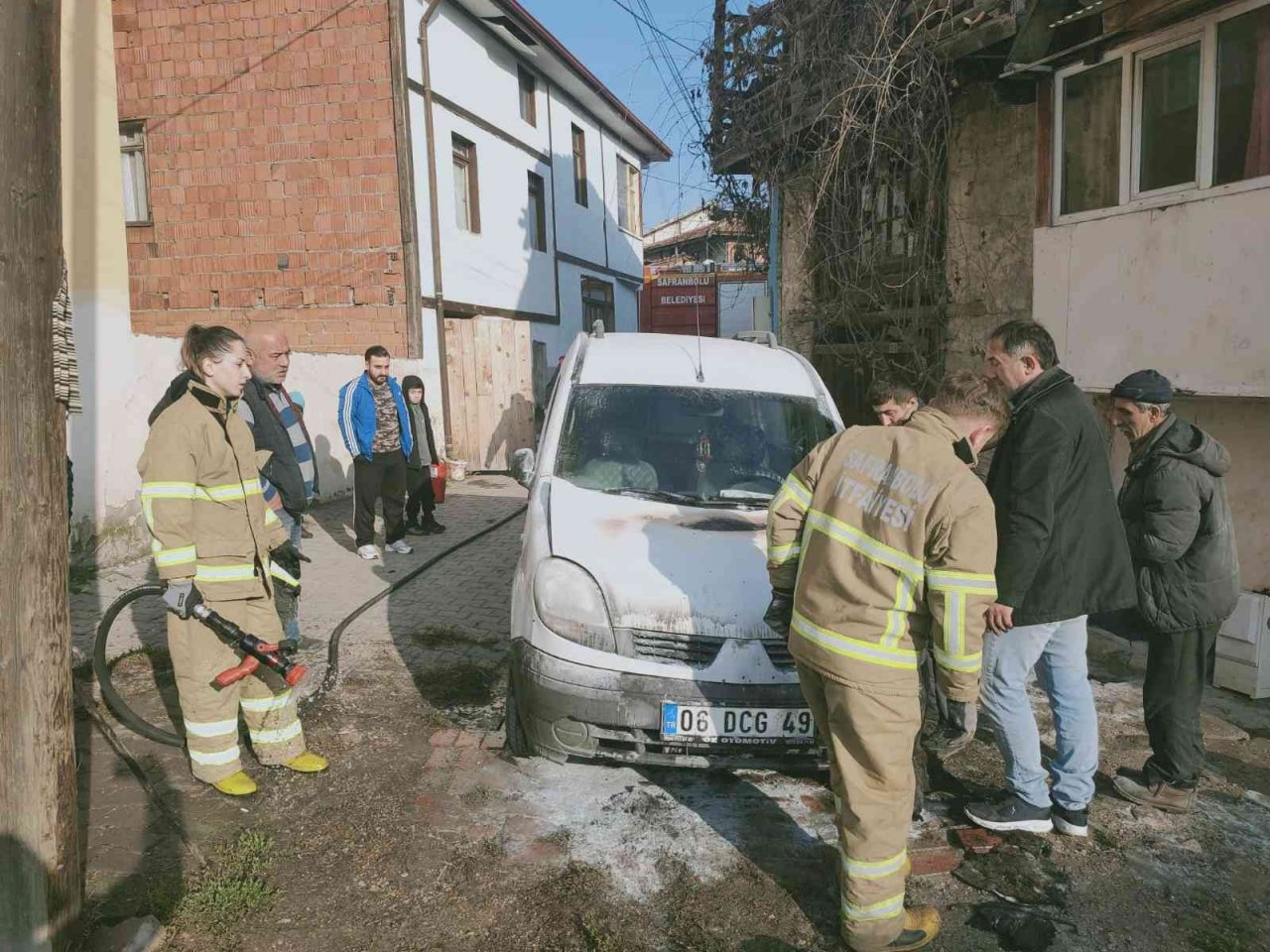 Aracı yanan sürücü gözyaşlarını tutamadı