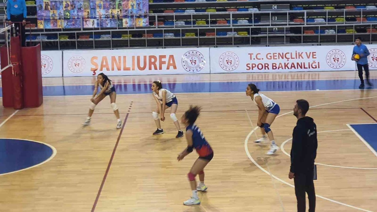 Kolej Vakfı Genç Kızlar Voleybol takımı Türkiye yarı finallerinde