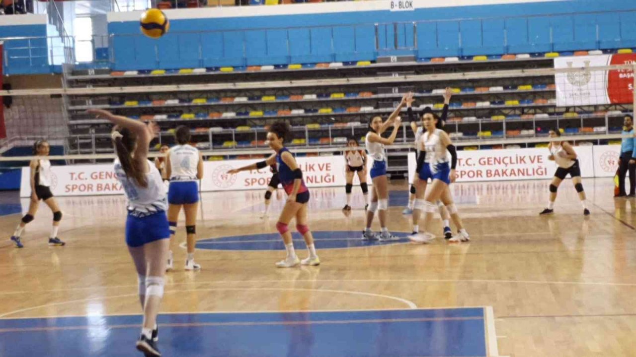 Kolej Vakfı Genç Kızlar Voleybol takımı Türkiye yarı finallerinde