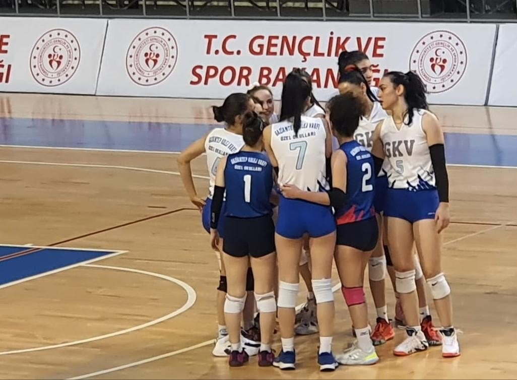 Kolej Vakfı Genç Kızlar Voleybol takımı Türkiye yarı finallerinde