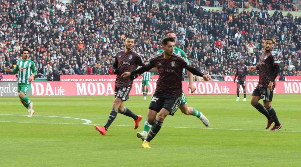 Konyaspor evinde ağırladığı Beşiktaş'a uzatmalarda yediği golle 2-1 yenildi