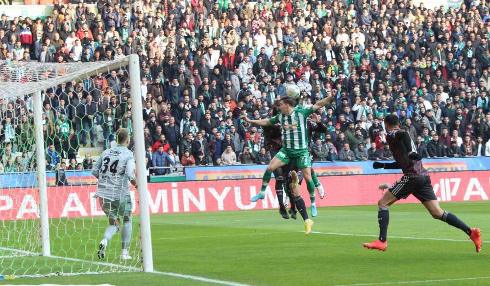 Konyaspor evinde ağırladığı Beşiktaş'a uzatmalarda yediği golle 2-1 yenildi