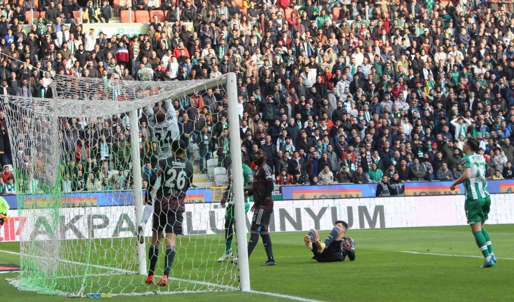 Konyaspor evinde ağırladığı Beşiktaş'a uzatmalarda yediği golle 2-1 yenildi