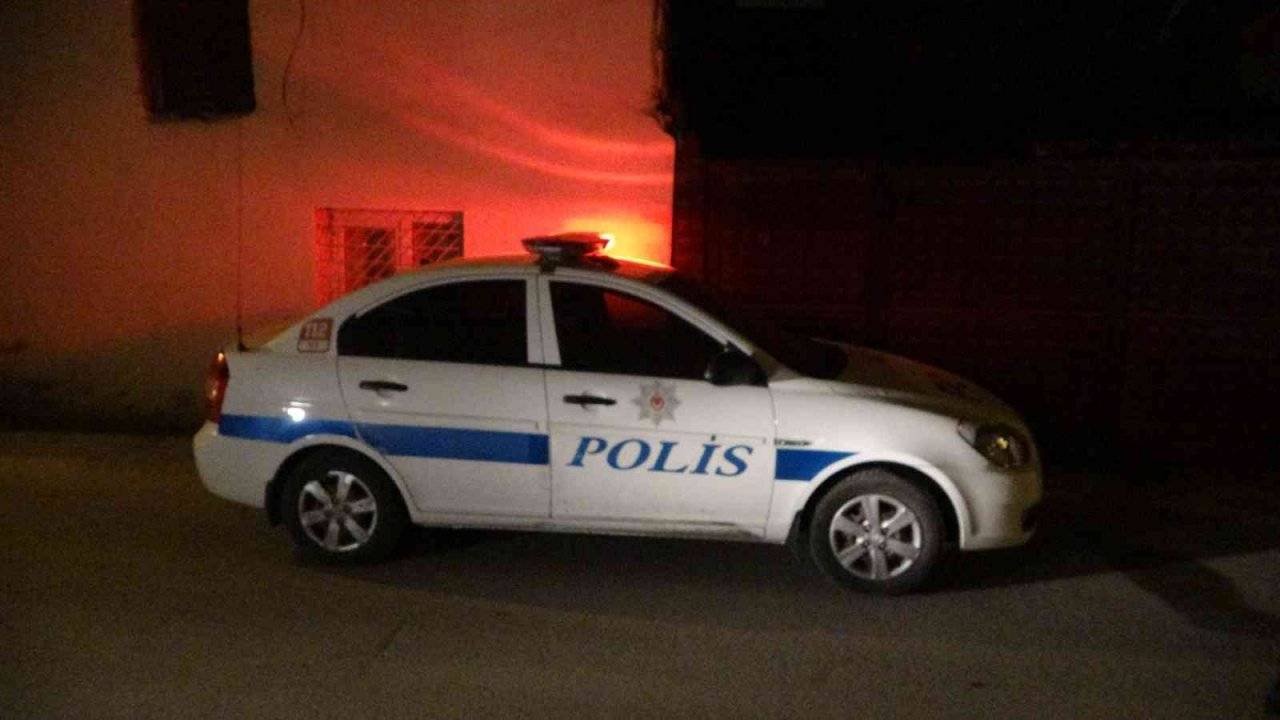 Tartıştığı babası ve kız kardeşini bıçakla yaraladı