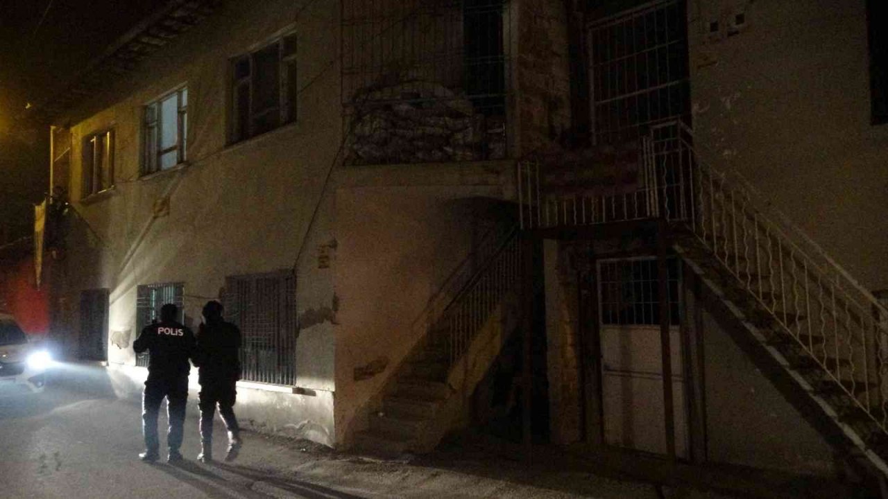 Tartıştığı babası ve kız kardeşini bıçakla yaraladı