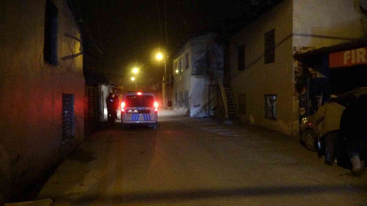 Tartıştığı babası ve kız kardeşini bıçakla yaraladı