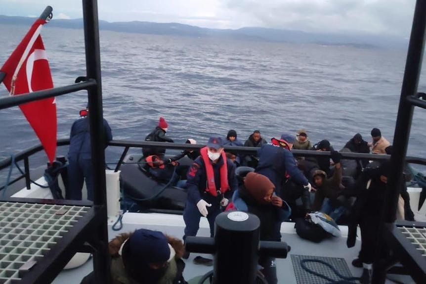 Yunanistan’ın geri ittiği göçmenleri Sahil Güvenlik kurtardı