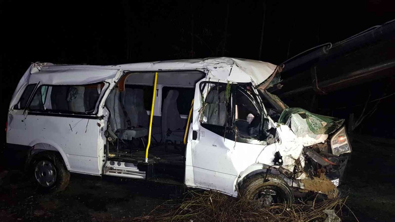 Kontrolden çıkan minibüs su kanalına devrildi: 4 yaralı
