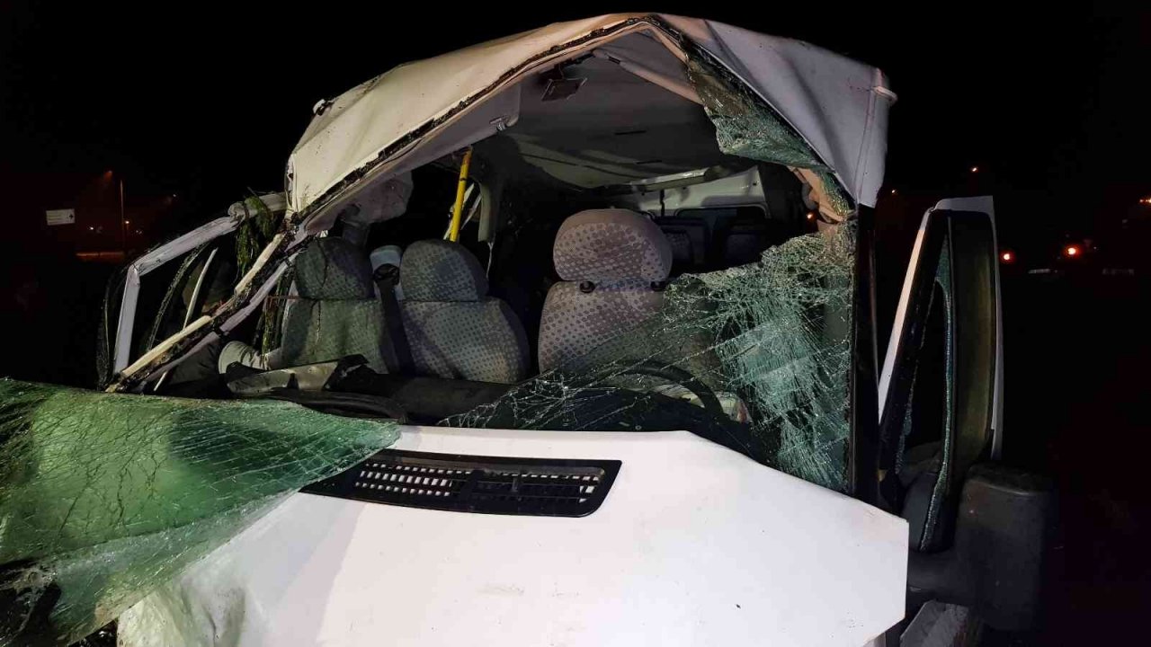 Kontrolden çıkan minibüs su kanalına devrildi: 4 yaralı