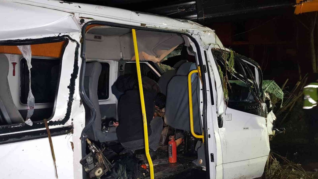 Kontrolden çıkan minibüs su kanalına devrildi: 4 yaralı