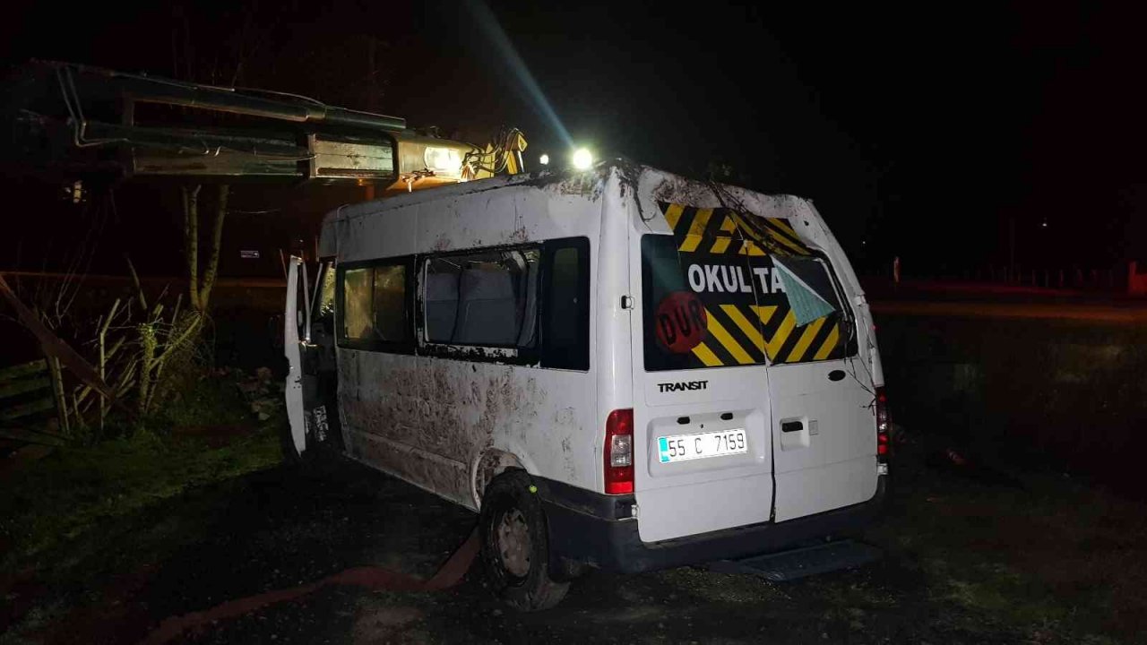 Kontrolden çıkan minibüs su kanalına devrildi: 4 yaralı