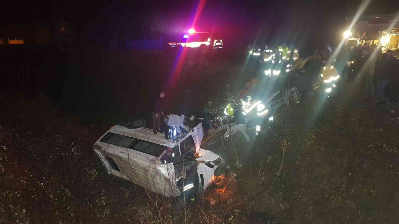 Kontrolden çıkan minibüs su kanalına devrildi: 4 yaralı